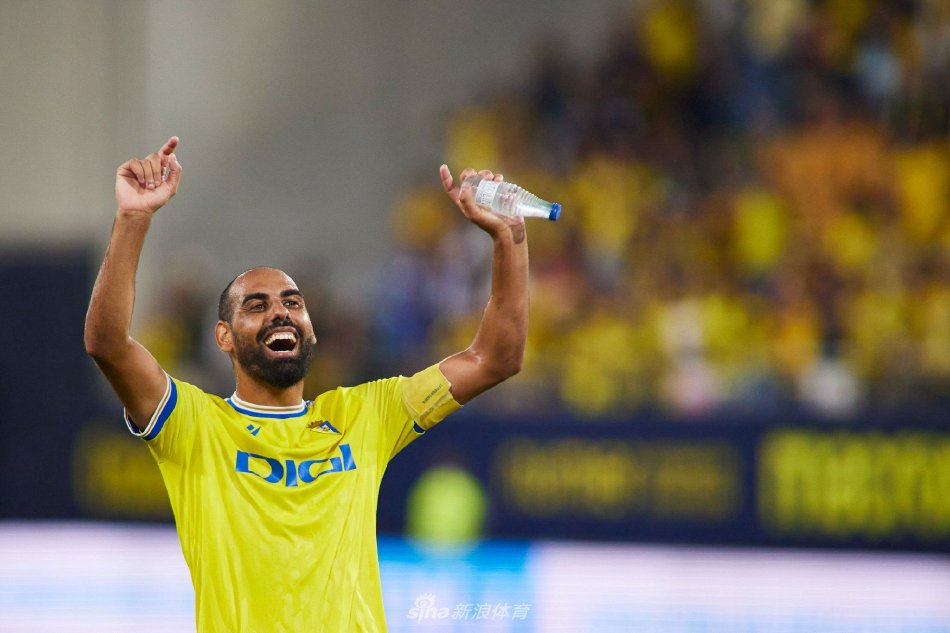 TA：切尔西需要遵守欧足联规则，要卖人才能签加纳乔和西蒙斯